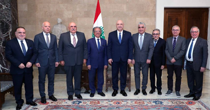 الرئيس عون استقبل وفد الرامغافار واكد للاطباء البيطريين ضرورة الحفاظ على السلامة الغذائية: لنكن متحدين إزاء المصلحة العامة والقضايا الداخلية والمصيرية وأي اختلاف يجب ان يبقى تحت سقف مصلحة ال