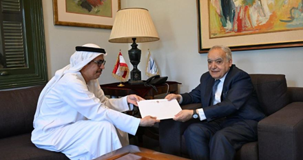 وزير الثقافة تسلم دعوة من القائم بالأعمال الاماراتي لإلقاء محاضرة في مؤتمر عن الاوضاع الدولية