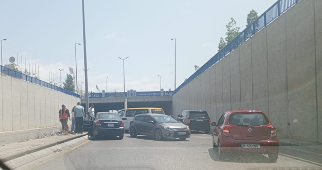 حادث سيرعلى أوتوستراد المدينة الرياضية باتجاه خلدة يُسفر عن إصابات وزحمة خانقة
