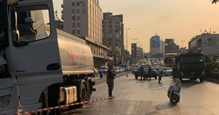 "التحكم المروري": تسرب زيوت على أوتوستراد الدورة يربك حركة السير