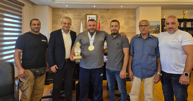 رئيس بلدية صيدا هنأ بطل رفع الاثقال خضر السن لاحرازه المركز الأول في بطولة غرب آسيا