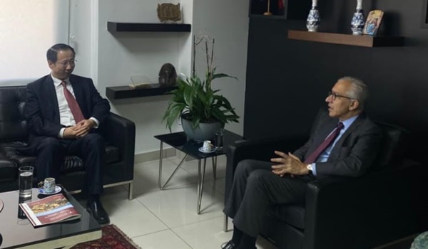 وزير الاقتصاد بحث وسفير الصين في تعزيز التعاون وسلمه دعوة للمشاركة في المؤتمر الاستثماري في ت2