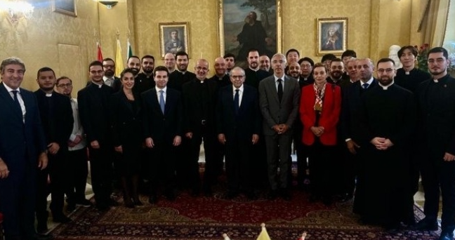 (اضافة) سلام زار أمين سرّ الفاتيكان وتأكيد على التطلّع المشترك لزيارة البابا لاوُون إلى لبنان الاب رزق: زيارتكم تأكيد جديد أن لبنان يعيش بجناحيه الإسلامي والمسيحي