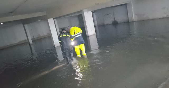 الدفاع المدني: سحبنا مياه السيول من مبنى وزارة العمل ومراكب من وسط الطرق في برج البراجنة والشويفات ونفق خلدة