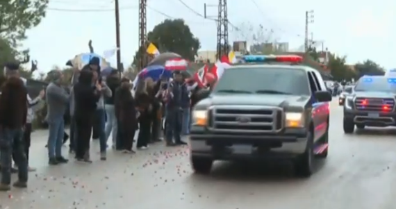 (*)موكب البابا يسلك أوتوستراد جبيل – عنايا والمؤمنون يستقبلونه بالأعلام والأرز والزهور أمام كنيسة مار جرجس