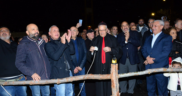 المطران العمار يضيء القرية الميلادية في مزرعة الضهر – الشوف