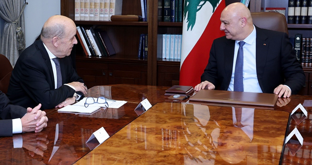 رئيس الجمهورية أبلغ لودريان ترحيب لبنان بأي دور فرنسي في اطار "الميكانيزم" ورفضه لاتهامات تدعي عدم قيام الجيش بدوره كاملا