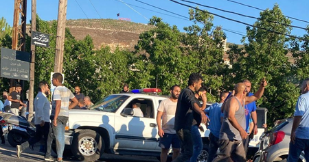 إصابة سائق الدراجة النارية بعد استهدافها في كفررمان وسوريين صودف مرورهما في سيارتهما