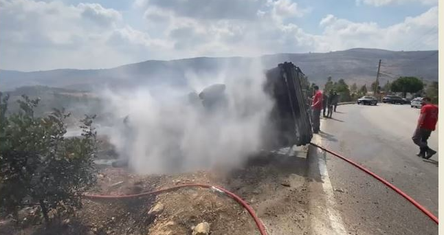 انقلاب شاحنة على طريق عام العيشية- الجرمق ونجاة سائقها