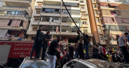 استمرار عمليات رفع الانقاض وانتشال جثامين الشهداء والمصابين من المبنى المستهدف بالغارة المعادية في حي القائم