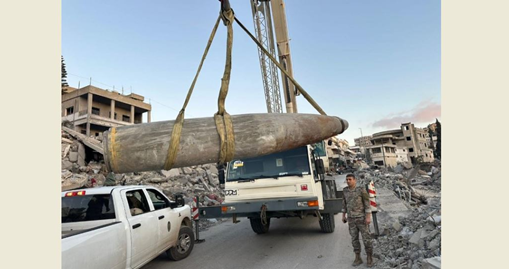 الجيش نقل صاروخا غير منفجرمن مخلفات العدوان على الطريق العام في بلدة الشهابية