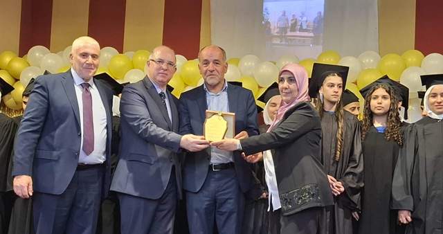 وزير العمل رعى حفل تخريج طلاب متوسطة عنقون الرسمية