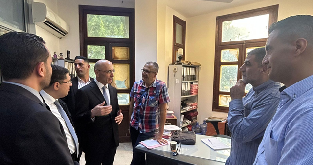 الوزير الحجار يتفقد دائرة الصرفيات في بلدية بيروت بعد تداول معلومات عن عملية صرف أموال