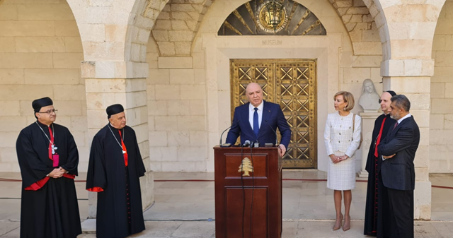 (أولي) رئيس الجمهورية بعد لقائه الراعي: الاتصالات الدبلوماسية لم تتوقف من اجل ابعاد شبح الحرب عن لبنان وان شاء الله نشهد دولة المؤسسات لا دولة الاحزاب والطوائف.